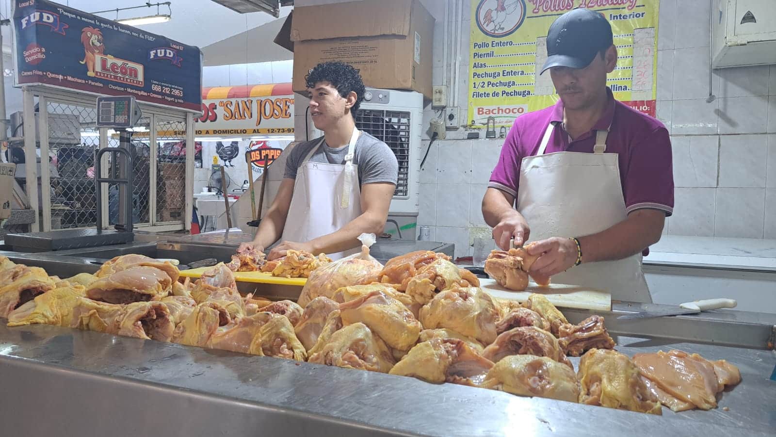 Puesto de pollo en mercado.