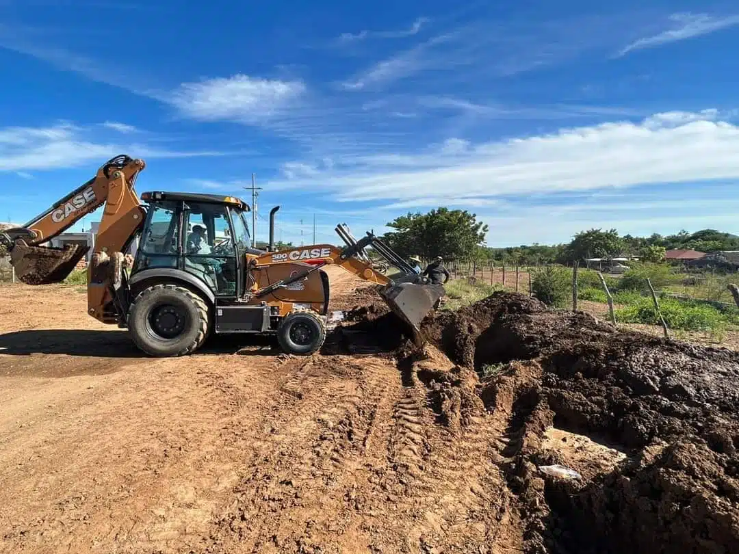 Reparan sistema de abastecimiento de agua a diferentes comunidades en Sinaloa municipio.