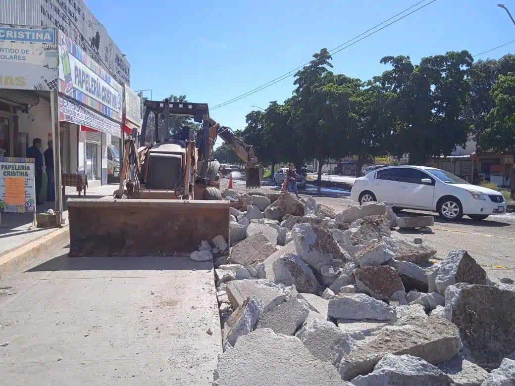 Trabajadores del ayuntamiento de Culiacán realizan mantenimiento a tubería de drenaje sanitario en Barrancos.