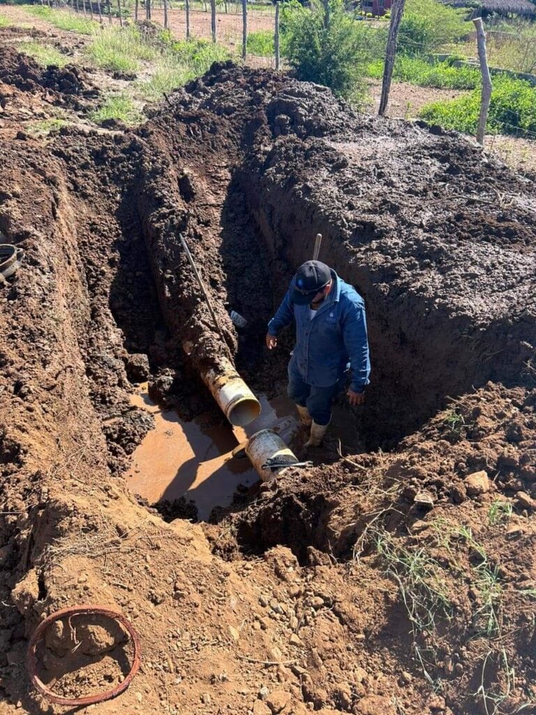 Reparan sistema de abastecimiento de agua a diferentes comunidades en Sinaloa municipio.