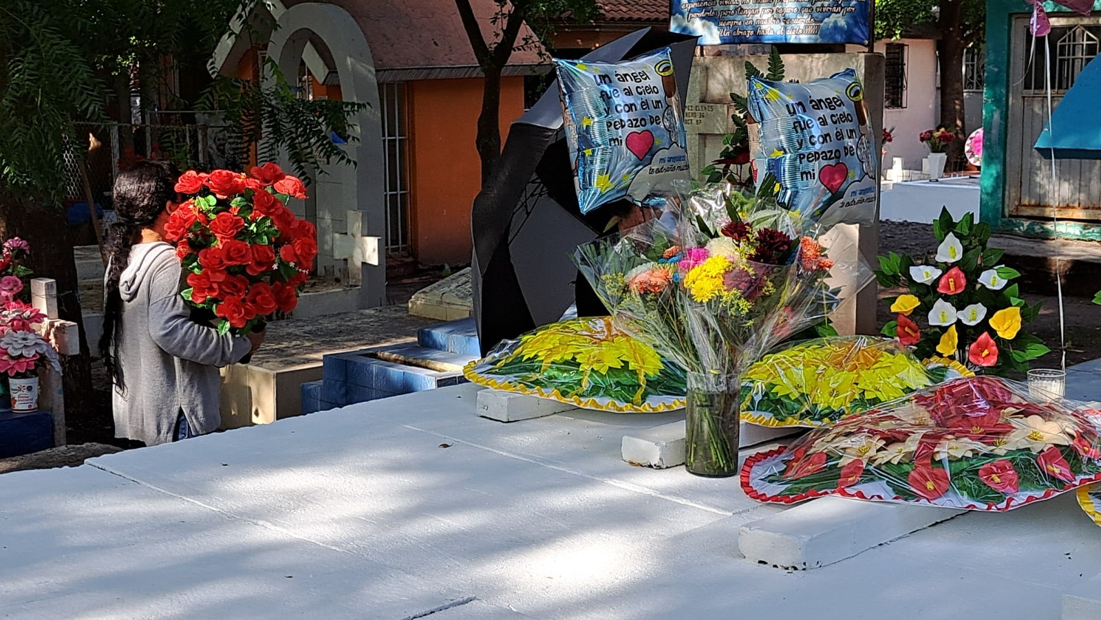 Panteón decorado en el Día de Muertos