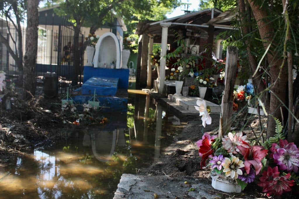Panteón bajo agua tras las lluvias