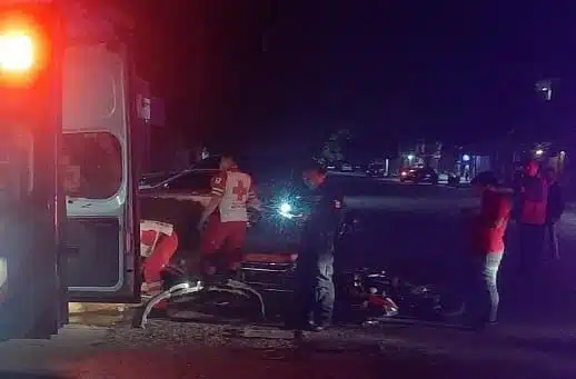 Paramédicos de Cruz Roja en accidente de transito