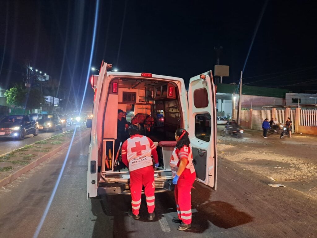 Ambulancia de la Cruz Roja sobre el tramo carretero Culiacán-Navolato