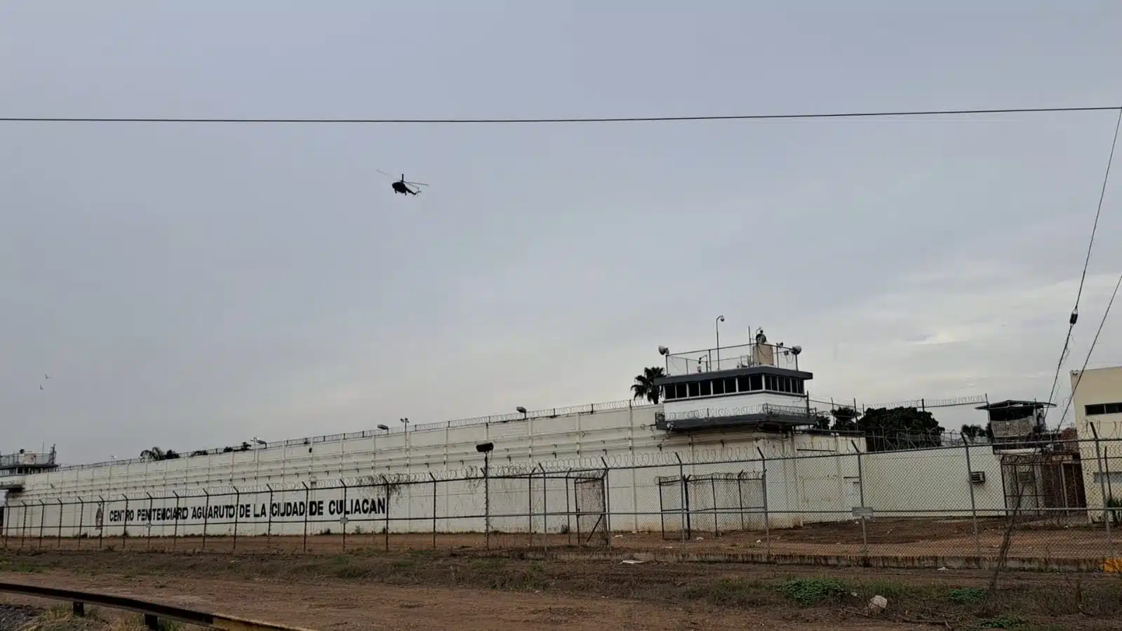 Helicóptero sobrevolando penal