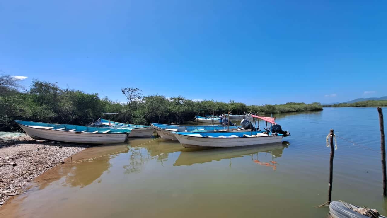 Lanchas estacionadas a la orilla del mar.