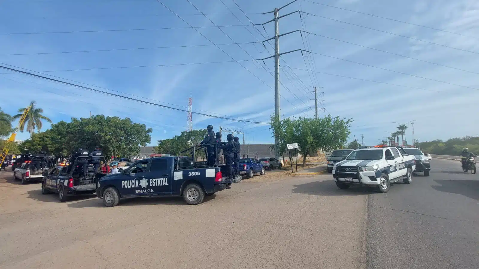 camionetas de Policía Estatal por calles de El Fuerte