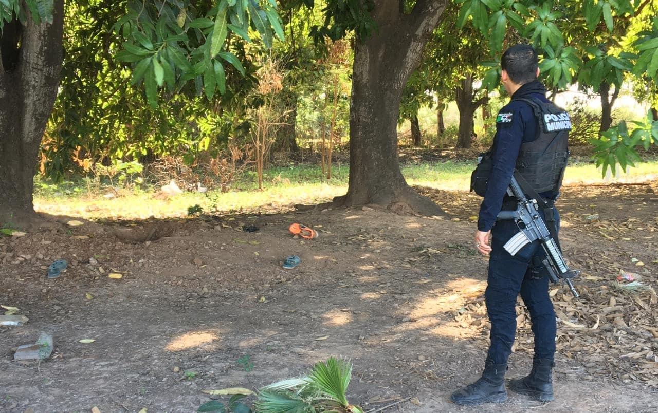 Elemento de la policía Municipal en zona donde reportaron cuerpo