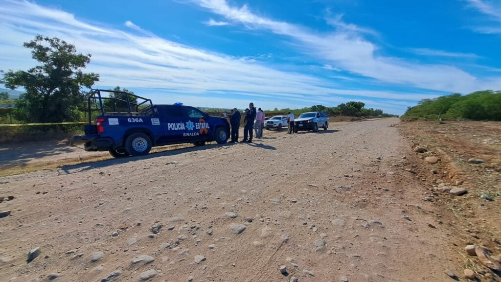 Policía de Sinaloa en camino de terracería