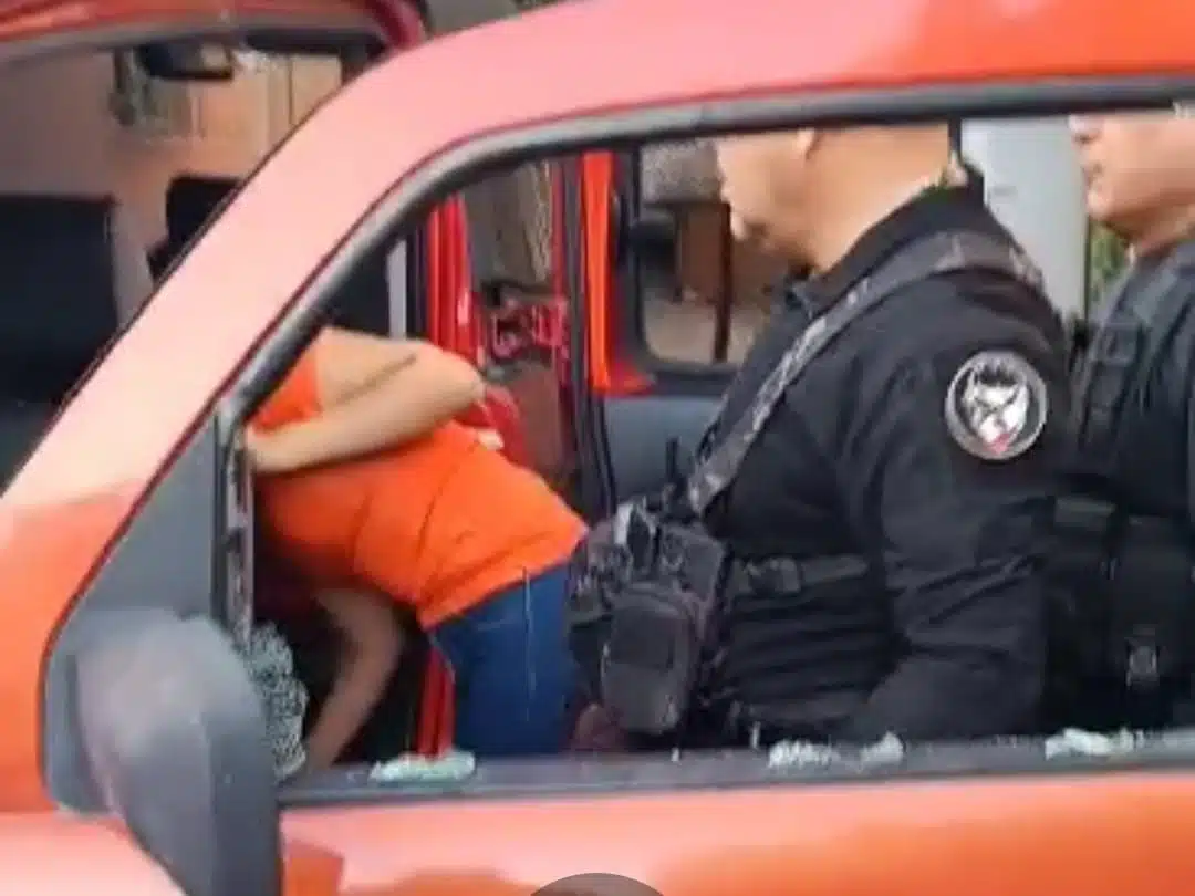 Policías y madre abriendo camioneta