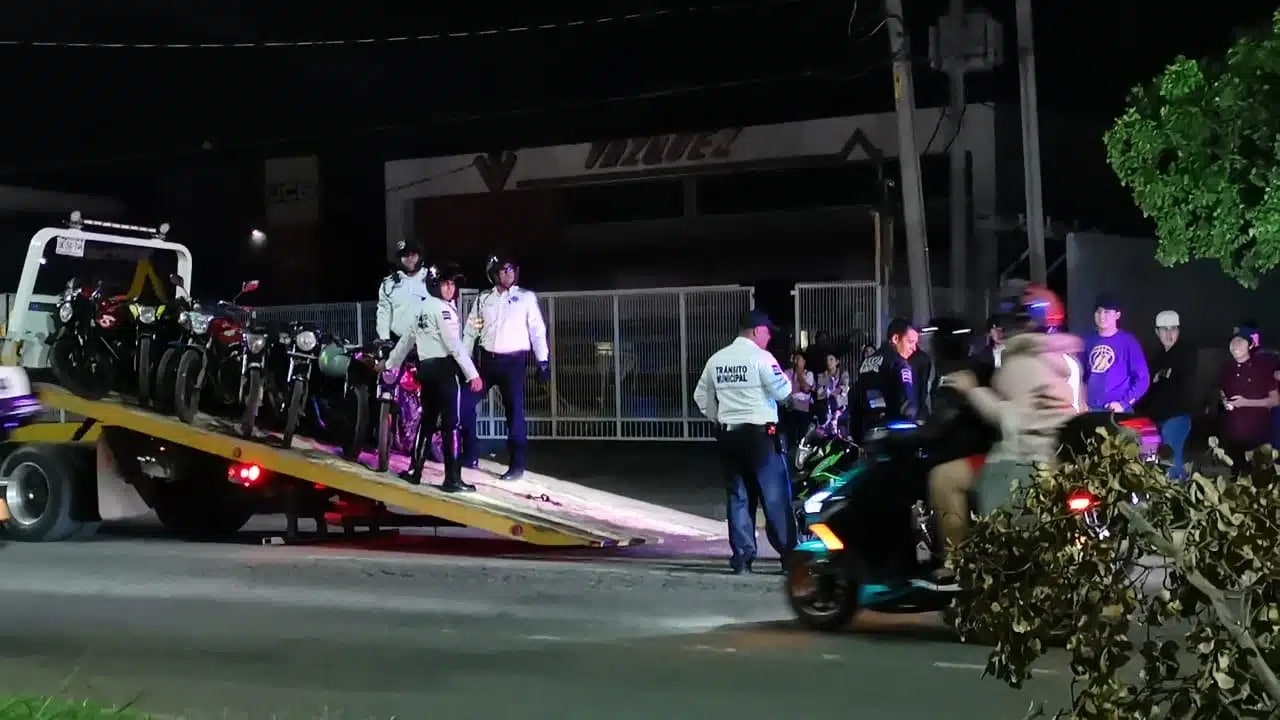 Elementos de la Policía subiendo motocicleta