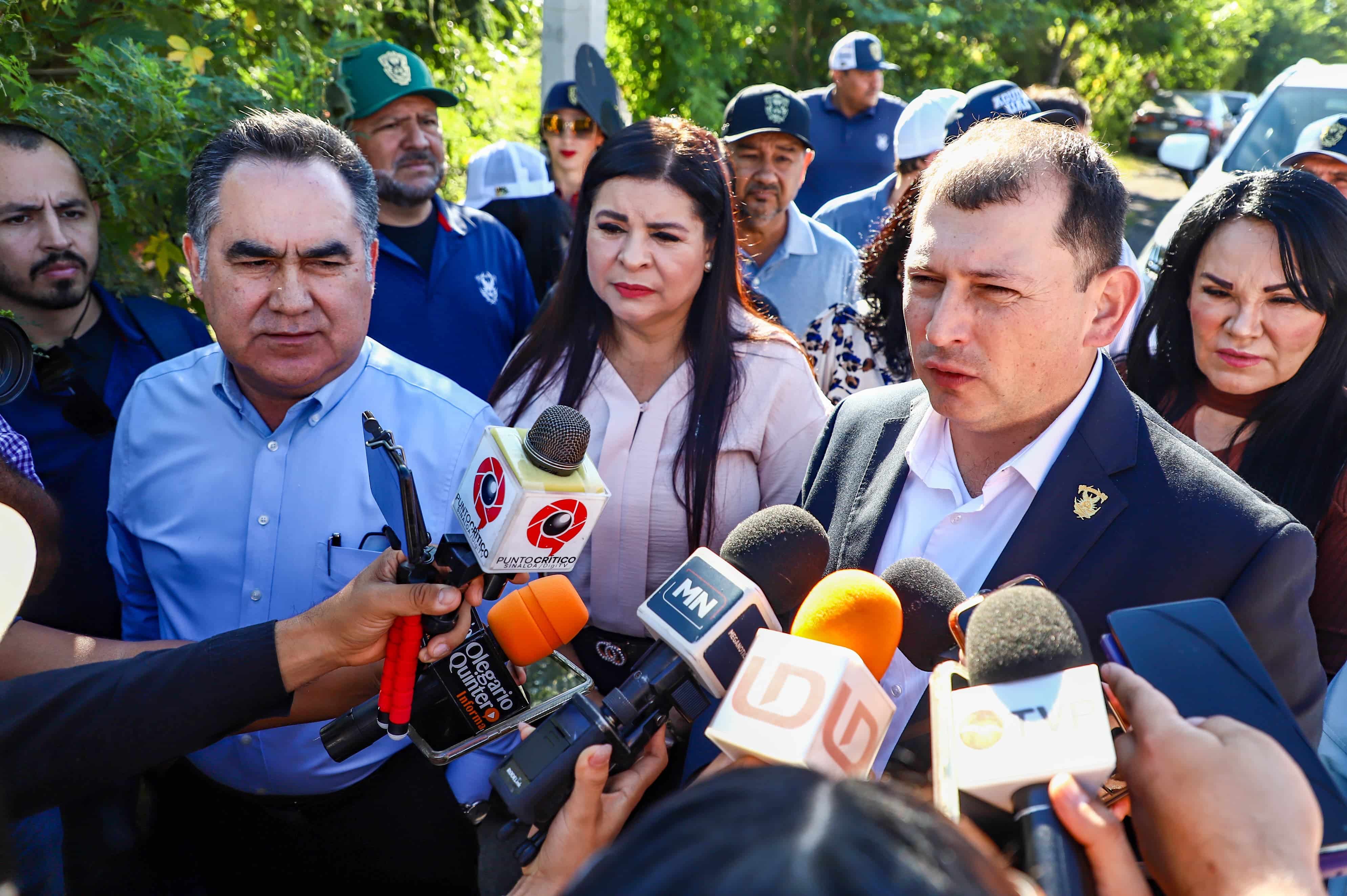 Jesús Madueña Molina y Robespierre Lizárraga con medios de prensa