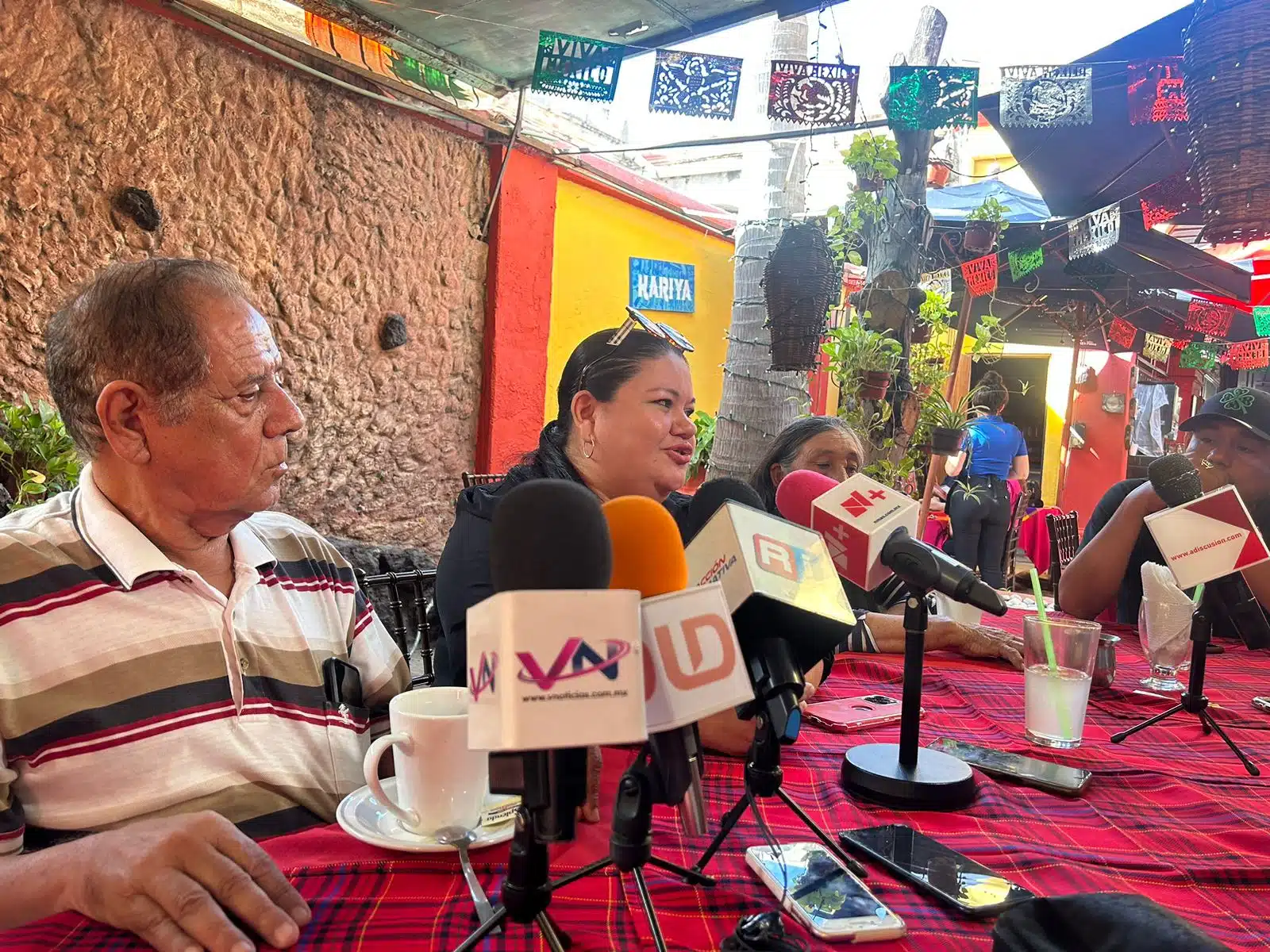 Brenda Beltrán González con medios de prensa
