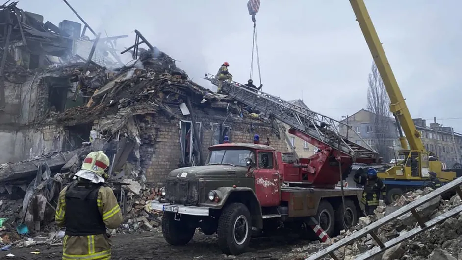 Escombros de edificios tras misiles rusos