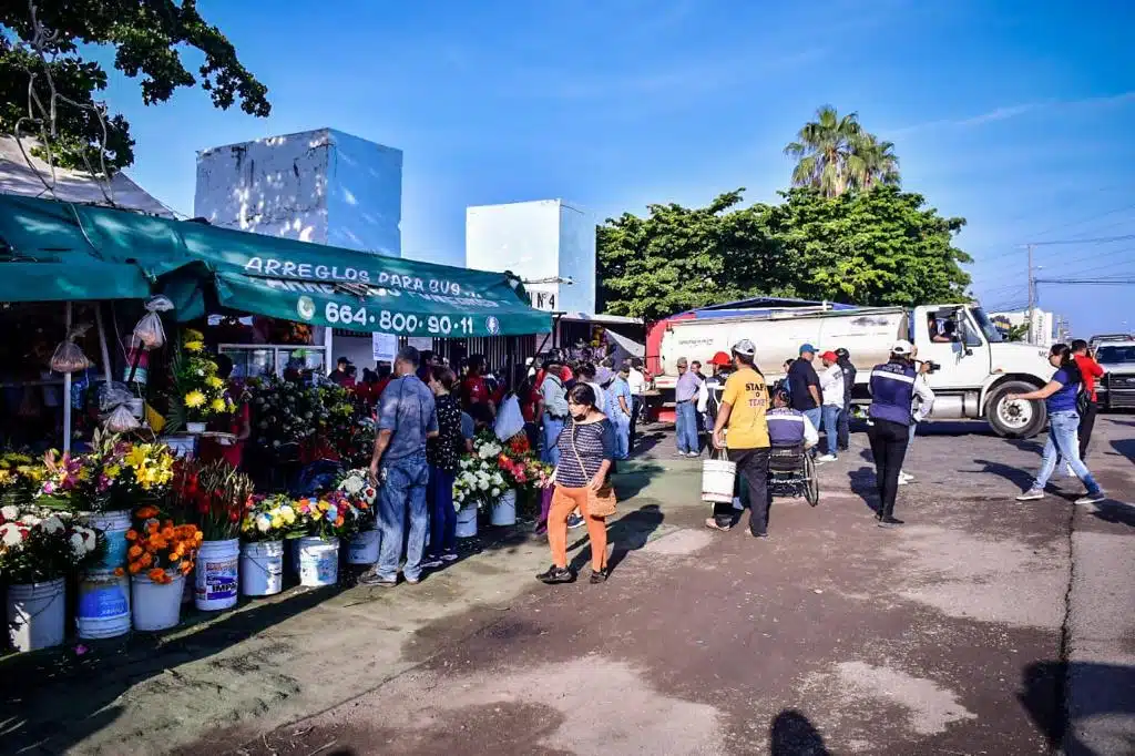 Comerciantes con venta de flores en la parte exterior de panteones en Mazatlán.