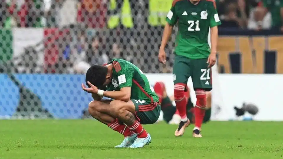 jugador de mexico triste por eliminación en qatar 2022