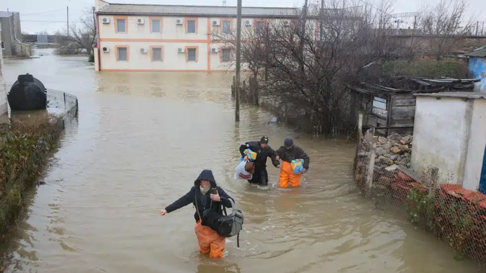 Personas caminando por calles inundadas en Crimea por fuerte tormenta