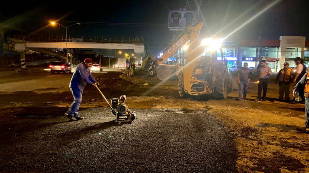 Reparan avenidas deterioradas en Mazatlán.