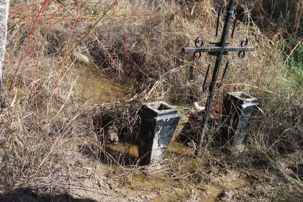 Panteón bajo agua tras las lluvias