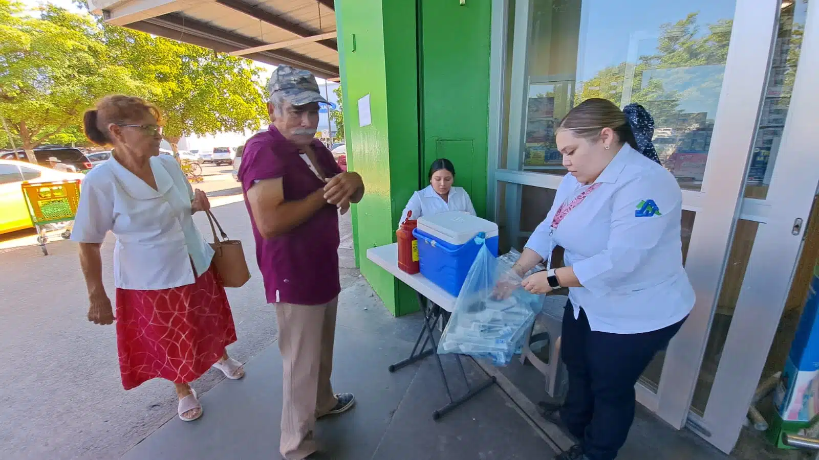 Personal de Centro de Salud vacuna a personas por las calles del centro de Los Mochis.
