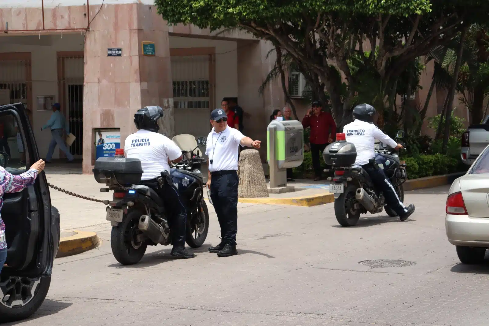 Agentes de Transito poniendo orden en calles de Mazatlán.