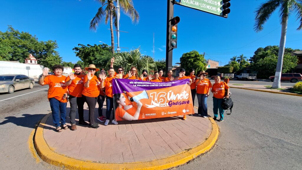 Grupo de mujeres realizó volanteo en las calles de Guasave para concientizar sobre la violencia de género.