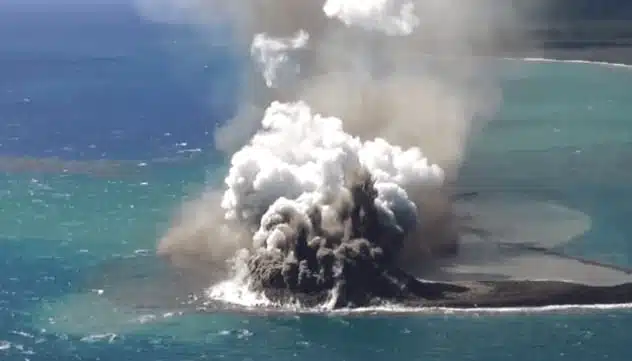 ¡Espectacular! Captan el nacimiento de una isla volcánica en Japón