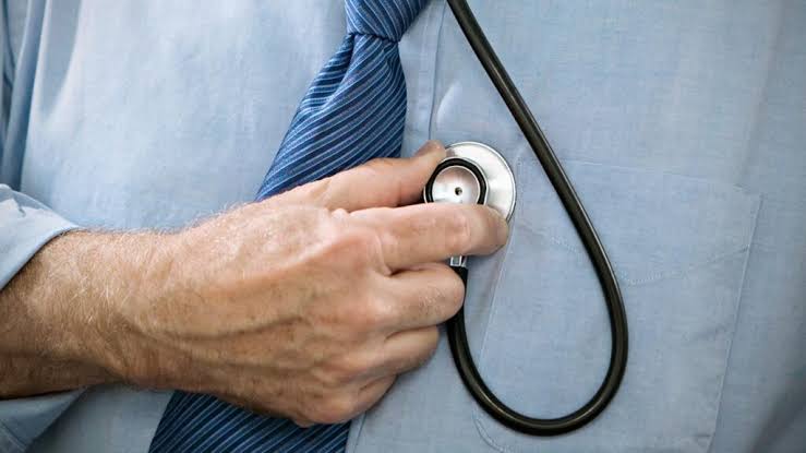 ¡Insólito! Usa internet para auto diagnosticarse cáncer y luego opta por hacerse daño