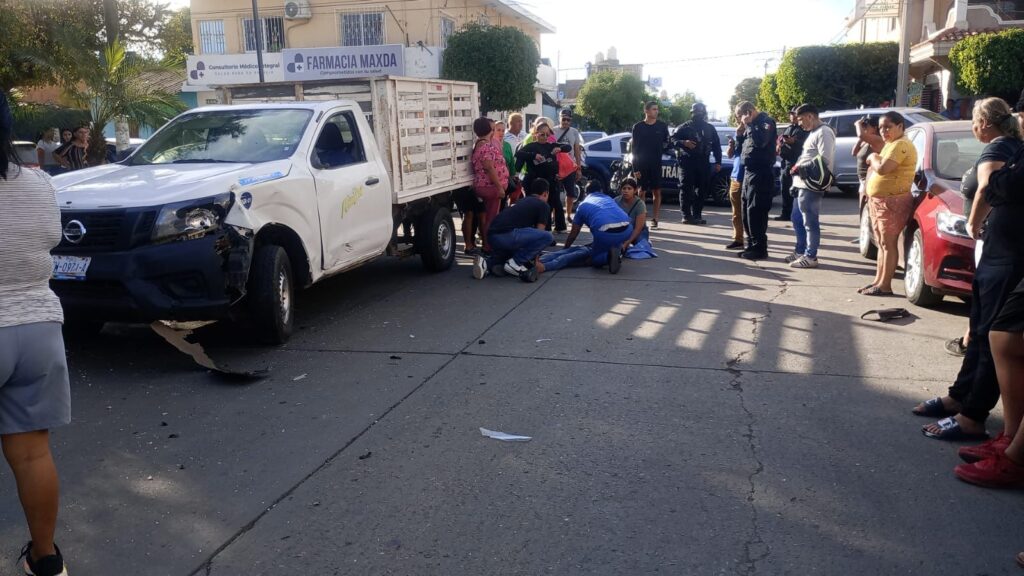 Paramédicos auxiliando al joven herido