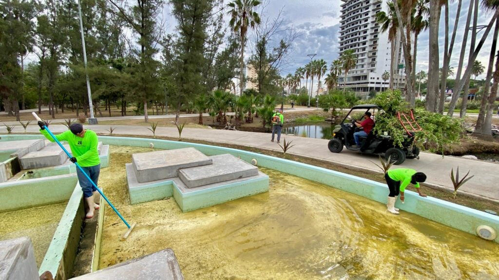 Instalación de la villa navideña en el parque Central en Mazatlán