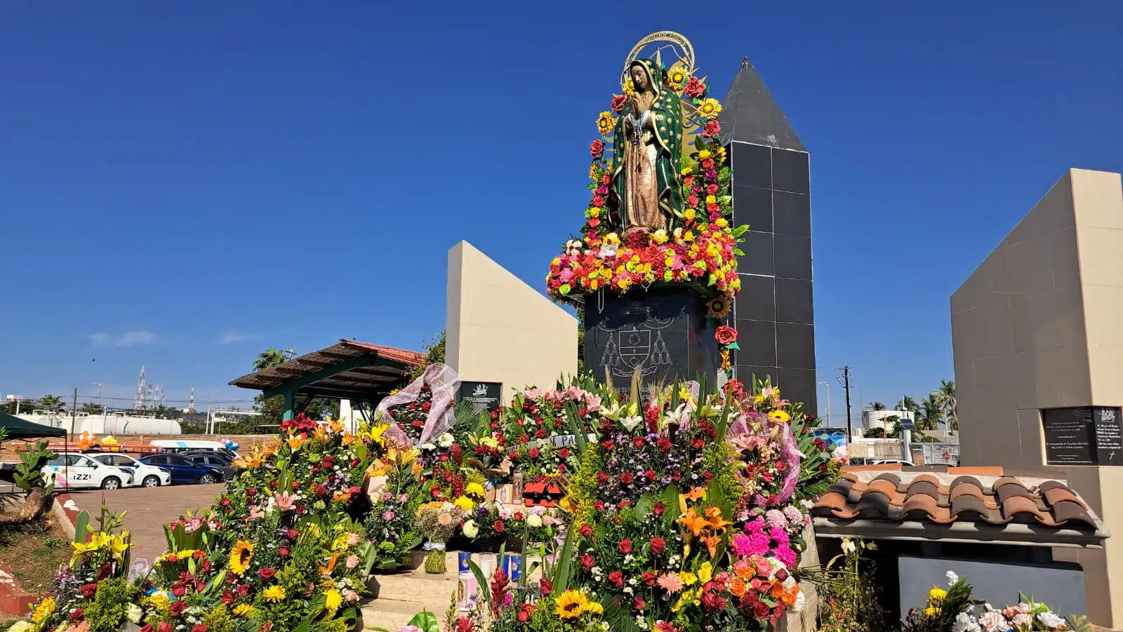 Arreglos florales y banda en vivo tocando las Mañanitas en el altar de la Virgen de Guadalupe en La Puntilla