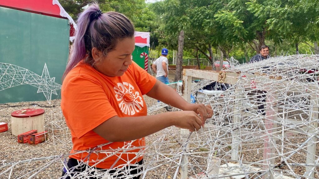 Instalación de la villa navideña en el parque Central en Mazatlán