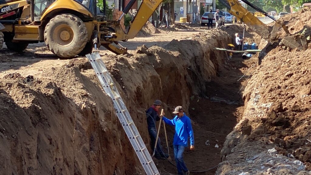 Trabajos de rehabilitación del colector de aguas negras en la calle Cuauhtémoc