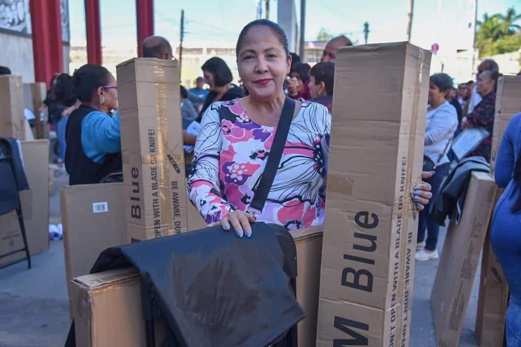 Entrega de equipamiento a comerciantes por parte de la Secretaría de Desarrollo Económico de Ahome