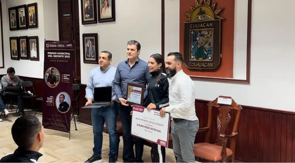 María Antonieta Gaxiola recibiendo sus reconocimientos