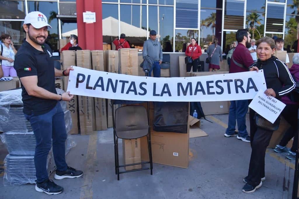 Entrega de equipamiento a comerciantes por parte de la Secretaría de Desarrollo Económico de Ahome