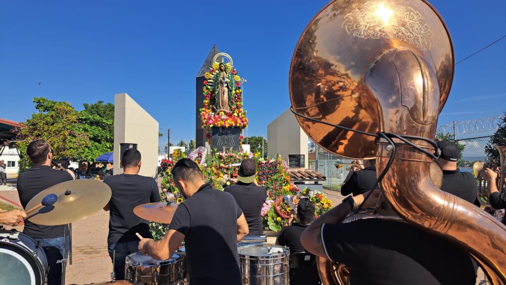 Arreglos florales y banda en vivo tocando las Mañanitas en el altar de la Virgen de Guadalupe en La Puntilla