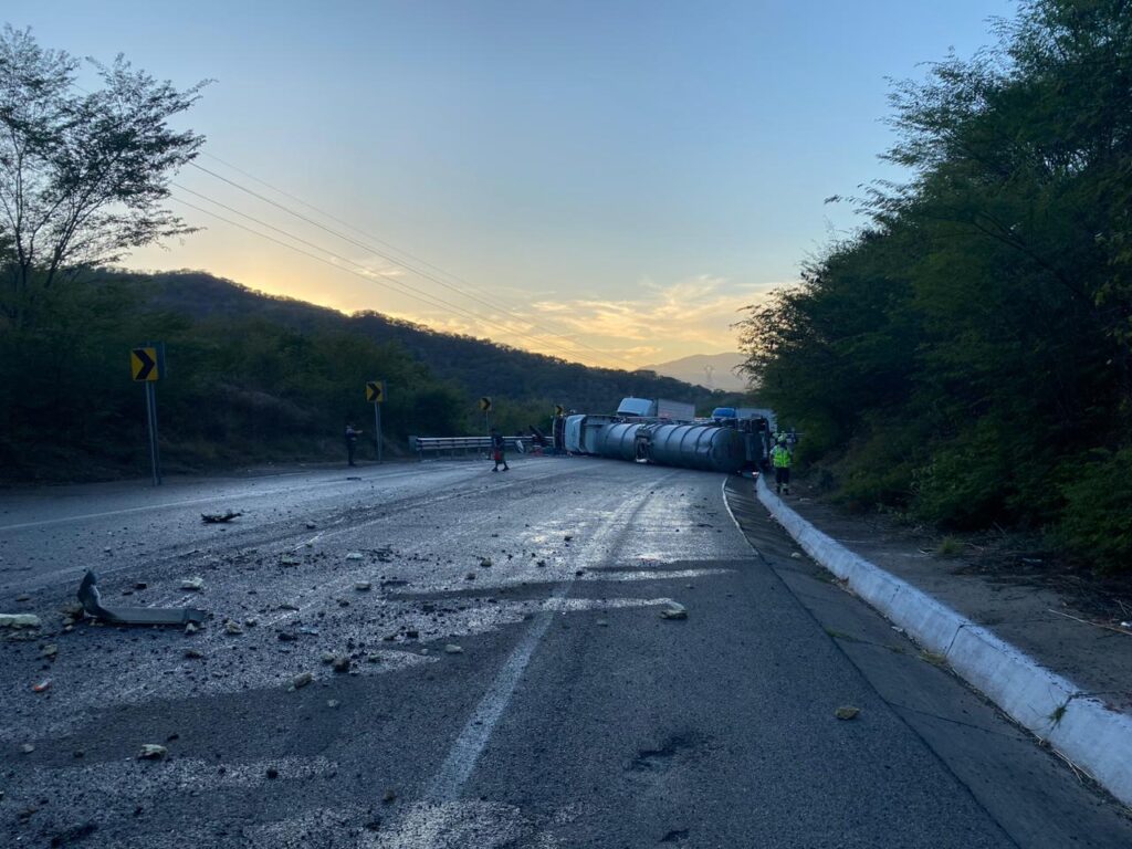 Tráiler con cisterna volcado sobre la autopista Mazatlán-Durango