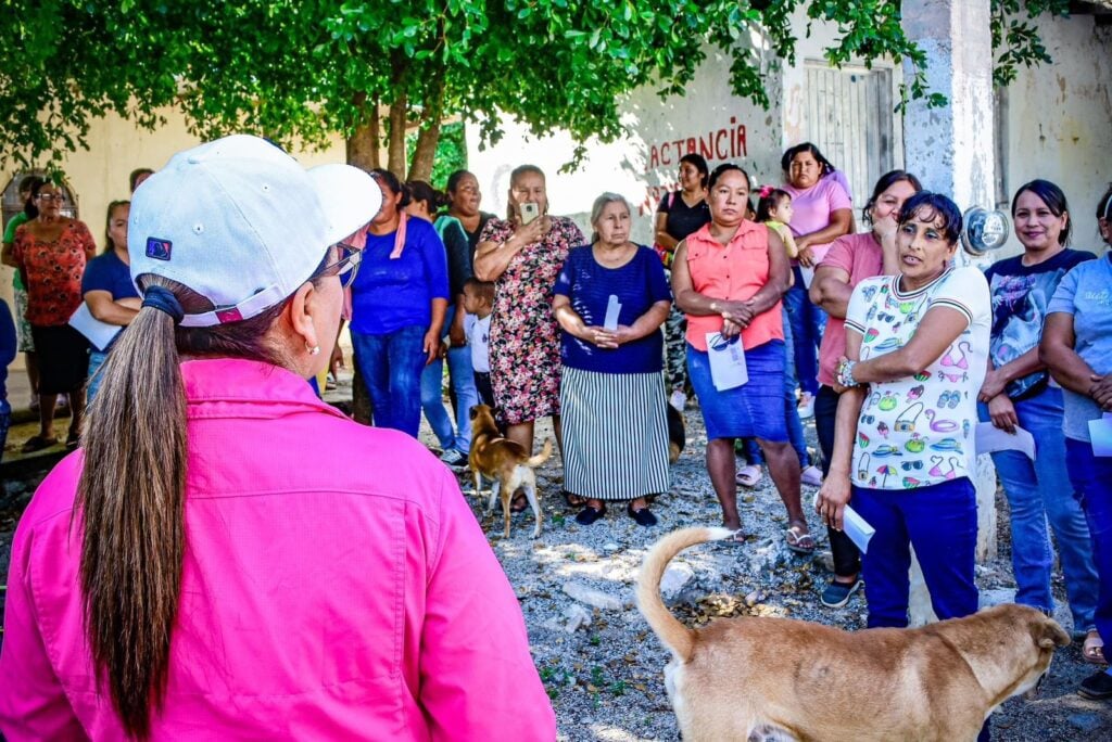 Familias de comunidades de bajos recursos en Choix