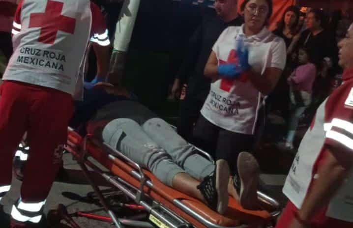 Paramédicos de Cruz Roja auxiliando a la joven lesionada