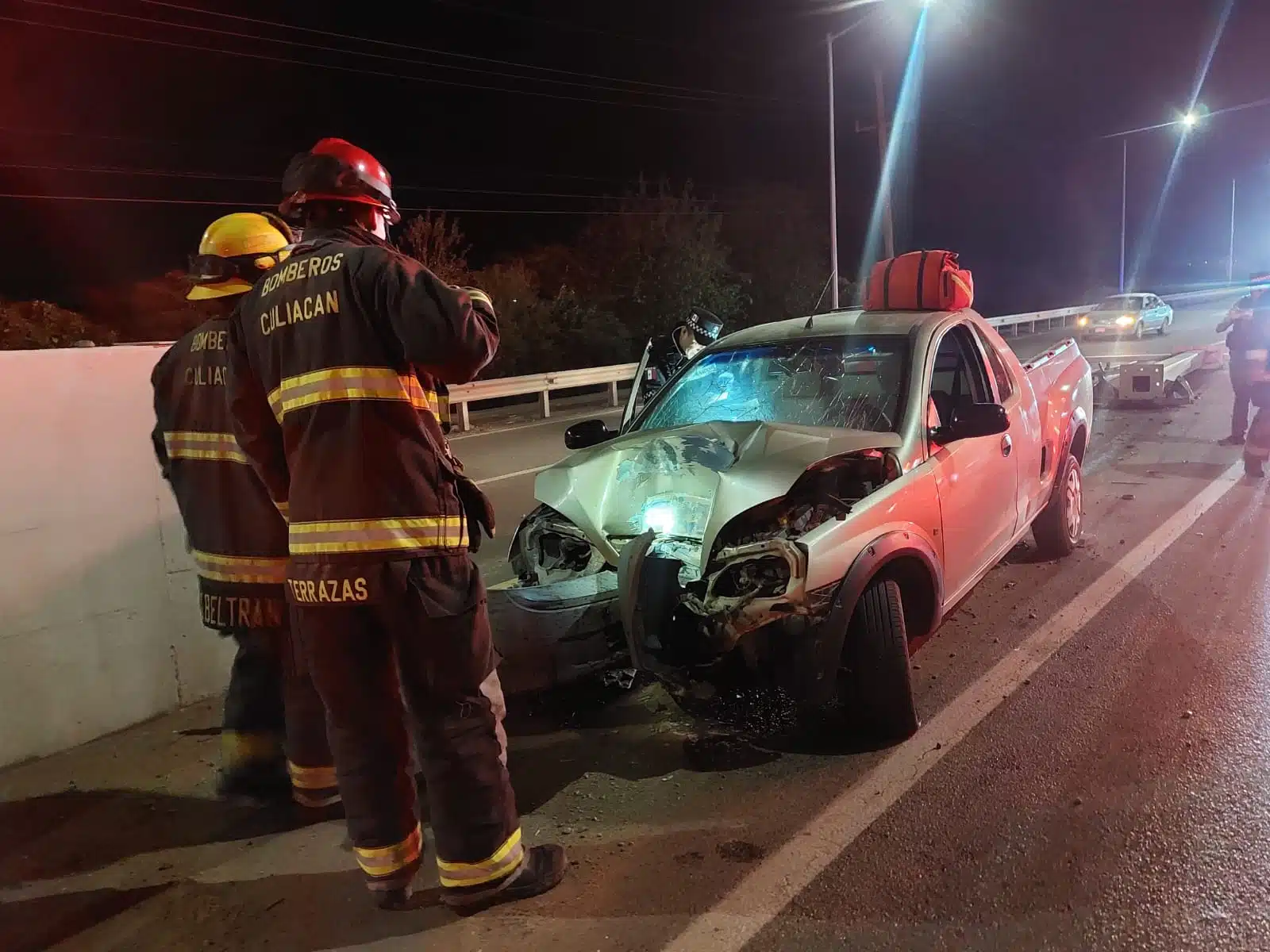 Bomberos Culiacán inspeccionando los daños materiales en la camioneta