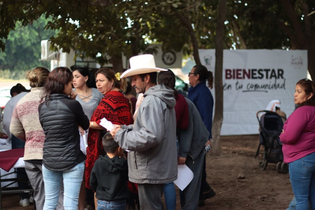 Vecinos de La Despensa durante la jornada de Bienestar en tu Comunidad