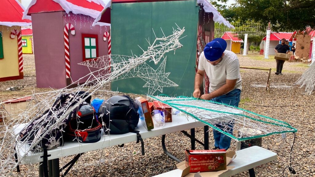 Instalación de la villa navideña en el parque Central en Mazatlán