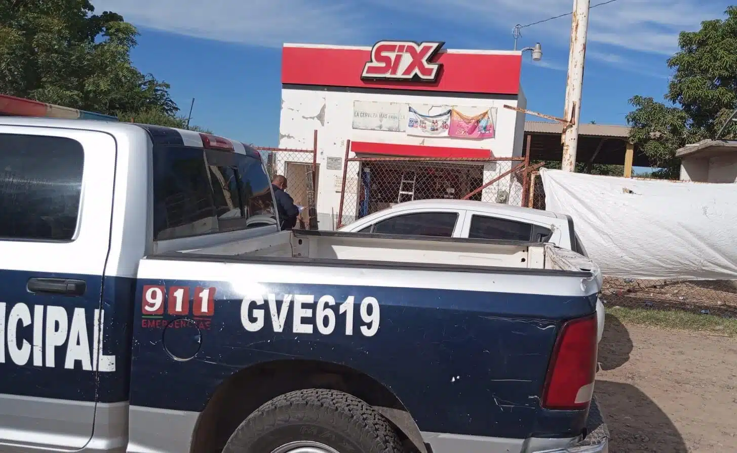 Policía Municipal afuera de uno de los depósitos robados