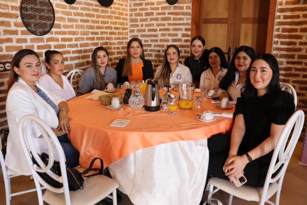 Mujeres reciben reconocimientos en el municipio de Sinaloa