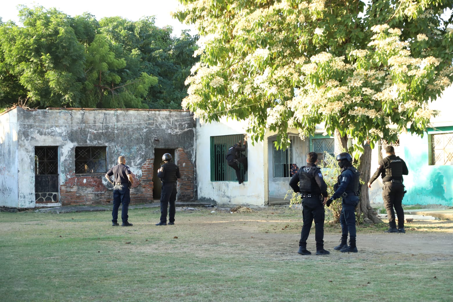 Agentes policiacos en operativo de búsqueda del presunto asesino del niño Jairo
