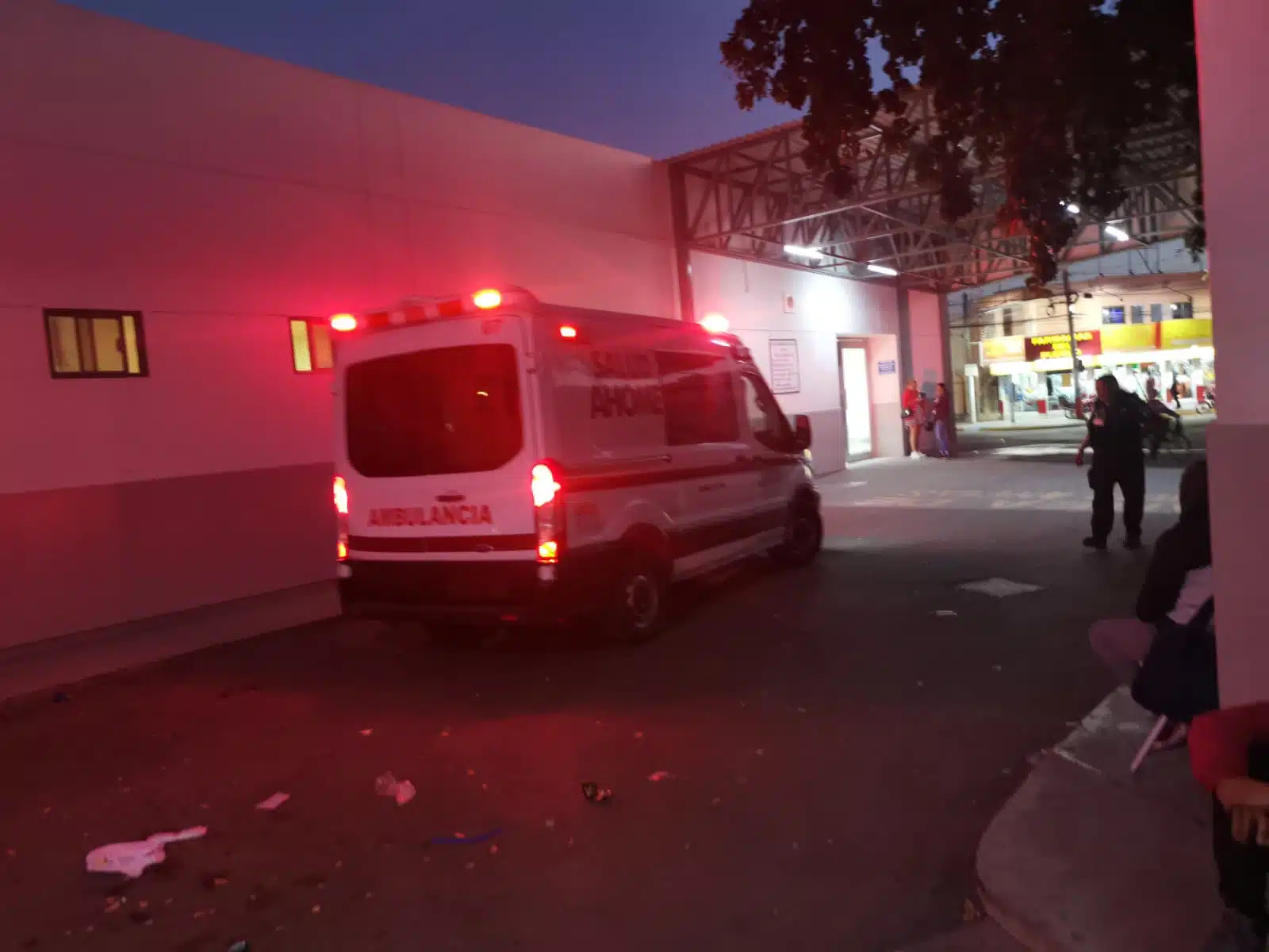 Ambulancia afuera del área de urgencias del Hospital General de Los Mochis