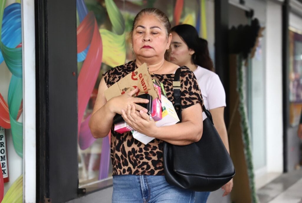 Culiacanenses realizando compras navideñas de última hora