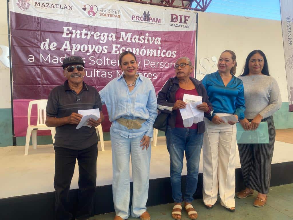 Entrega de último apoyo económico a madres solteras y adultos mayores en Mazatlán