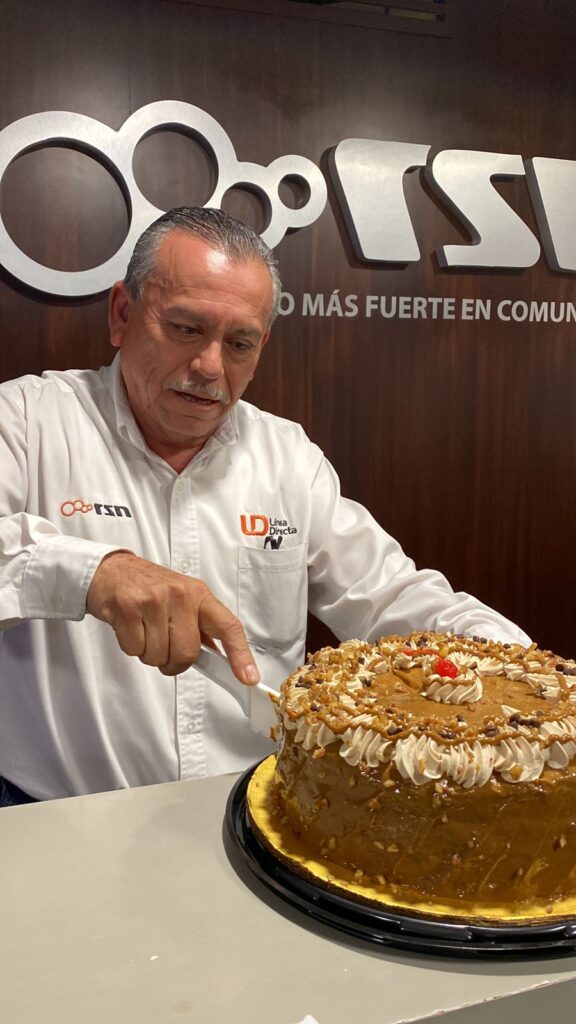 Don Pancho cortando su pastel en el pequeño convivio de despedida
